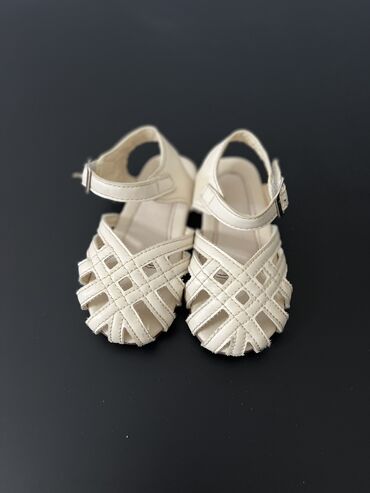 Детская обувь: Продаю б/у сандалии для девочек Размер 25-26 В хорошем состоянии 300