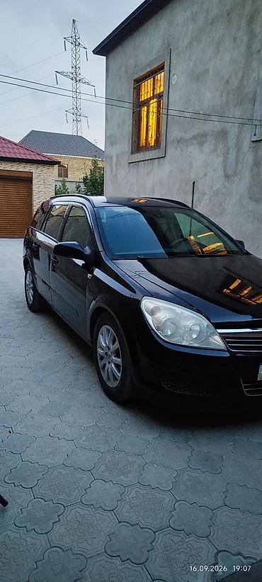 Opel: Opel Astra – qara rəngdə, universal kuzov Xüsusiyyətlər: - Kuzov — 1