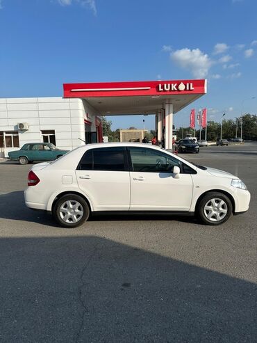 Saturn: Nissan Tiida sedan, ağ rəng. - Kuzov: 4 qapı, sedan, arxa hissədə