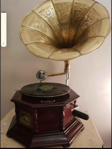orman sa policama: Gramofon sa trubom (sestougaoni) potpuno ispravan (KAO NOVO) Gramofon