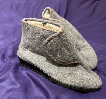 женские шапки на флисе: Qızılı tikiş detallı boz rəngli isti çəkmələr - Material: qalın