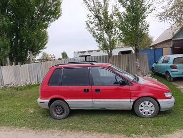продам электромотоцикл: Минивэн Mitsubishi красного цвета с черными рейлингами на крыше и