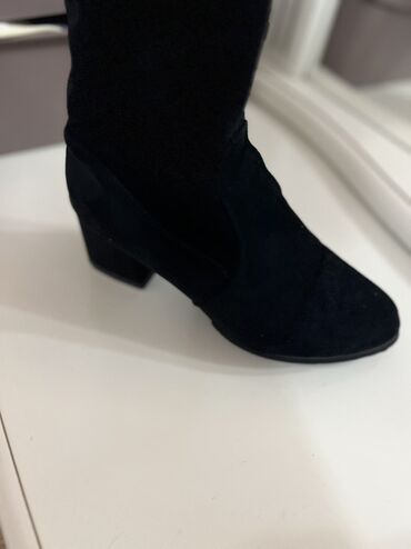 Сапоги: Высокие черные сапоги-ботфорты из эластичного материала, плотно — 2