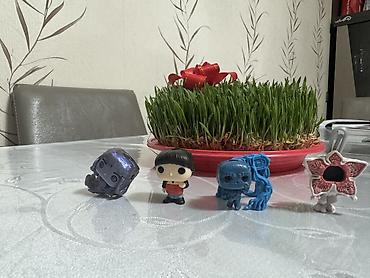 kinder oyuncaqları: Stranger things kinder kolleksiyası . Satıram qiymət 4-35 azn aralığı — 7