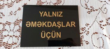 Reklam lövhələri: Giriş yalnız əməkdaşlar üçündür tablosu. 3 ədəd qalıb. 1 ədəd - 4