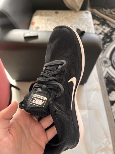 nike zamsa qadin krossovkalari: 35azn e satilir 37.5razmer original nike az geyinilib