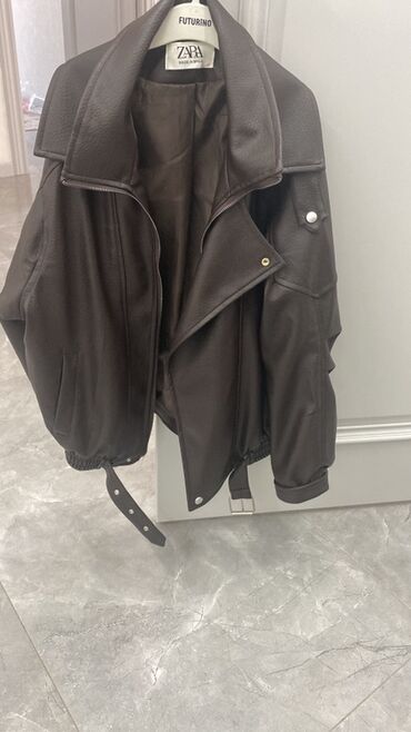Кожаные куртки: Косуха ZARA, цвет темно‑коричневый. - Материал: фактурная эко‑кожа