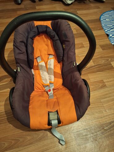 детское кресло для машины: Автокресло, цвет - Оранжевый, Б/у