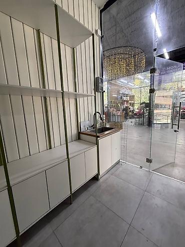 один: Продажа магазинов В торговом центре, 15 м², Дизайнерский ремонт, Утеплен, 1 этаж — 6