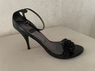 женская обувь размер 38: Босоножки Maria Tucci Италия. 38 размер. Б/у в отличном состоянии. 700