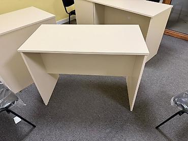 ofis stullari: Ofis/iş masası – açıq krem rəngdə, klassik düz xəttli dizayn. - — 1