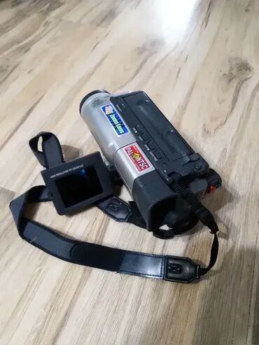 Video kamere: 1. Sony DCR-DVD205E Handycam DVD Camcorder (12x Optical Zoom, 2.7" — 8