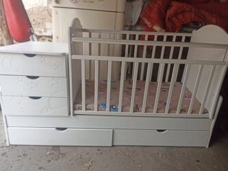 детскую кроватку икеа с матрасом: Манеж-кровать, Б/у, С комодом, ЛДСП