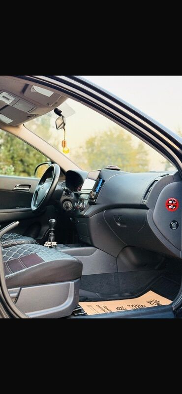 Hyundai: Hyundai i30, qara rəng, 5 qapılı hatchback. Mühərrik və yürüş - CRDi — 9