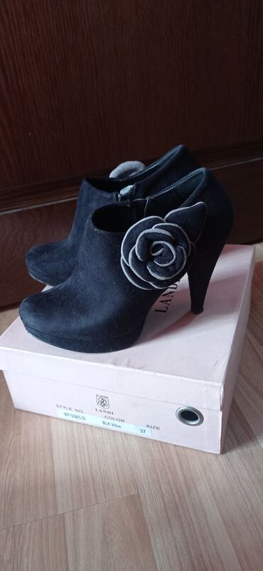 сапоги демисезонные 37 размер: Продается женская обувь размер 37 любые по 500с 1. Ботильоны с розой