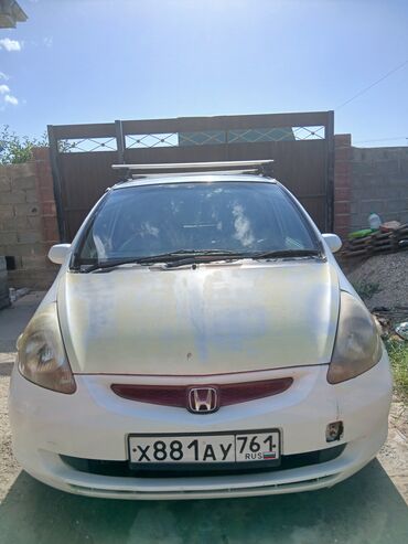 Honda: Продается автомобиль Honda Fit белого цвета. На крыше установлены