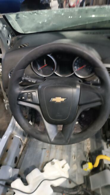 Panellər, şitlər: Chevrolet Cruze markalı avtomobilin qara rəngli sükanı və ön paneli