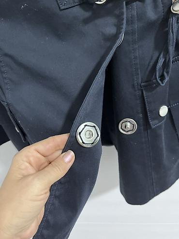 Parke: Ženska crna kraća parka/jakna sa bogatim detaljima. - Brend: Mona — 2