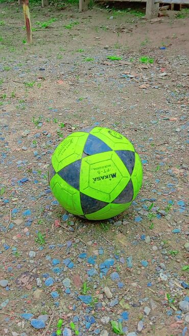 футболний мяч: Свет зелеёный 
новый 
футболный