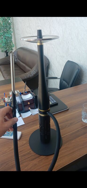 Qəlyan, vayp və aksesuarları: Şık qara rəngdə və qızılı vurğularla dizayn edilmiş qəlyan. Uzun