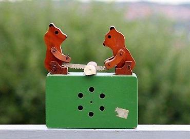 Figure: Medvedi seku drvo stara mehanička drvena igračka. Stara drvena igračka — 8