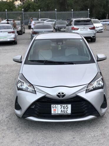 тайота ист рассрочка: Серебристый хэтчбек Toyota Yaris с современным дизайном передней