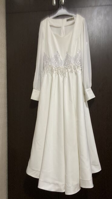 Платья: Продаю скромное белое платье❣️Французская длина. Размер 44