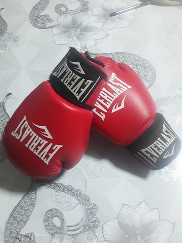 перчатки для бокса: Продаю боксерсие перчатки EVERLAST
Размер 8ка.
800сом