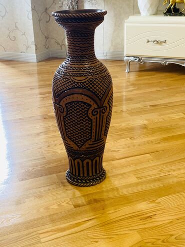 dekor güllər: Bir vaza, Keramika