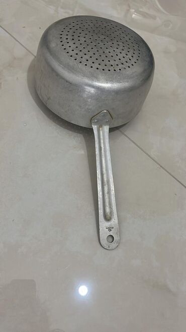 metbex ucun kafeller: Alüminium süzgəcli tava, sovet vaxtınındır, 22 sm diametdi