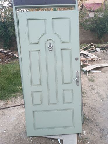 qapı tutacaqları: Metal giriş qapısı - Material: möhkəm metal konstruksiya - Rəng: açıq