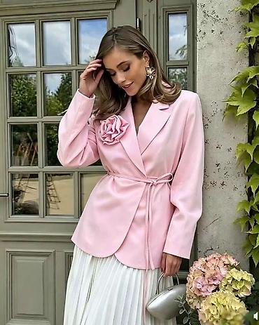 rumenilo: Elegantni ženski blejzer sa cvetnim detaljem

Sako: 2.999 dinara
S M L — 1