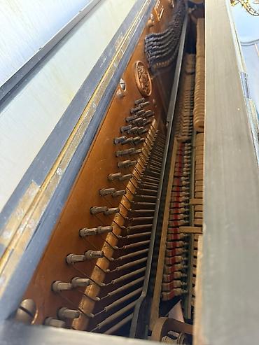 qarmon satilir: Antik piano . Almaniya Leipzig J.irmler təcili satılır. Əlaqə — 5