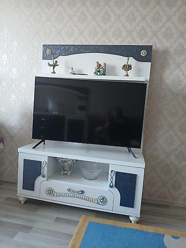 TV altlığı: İşlənmiş, Düz TV altlığı, Polkalı, Laminat, Azərbaycan — 1