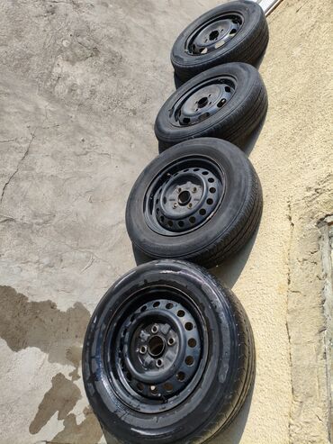 разбор грузовые: Комплект из четырех шин 175/70R13, установленных на черные стальные
