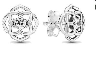 Minđuše: Pandora minđuše
Dobija se u kutijici
Cena:2000din — 10