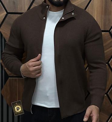 Kişi trikotaj jaketi – fermuarlı, düyməli yaxalı model - Model: kişi