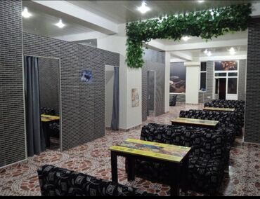 Restoran, kafelər: Neftçilər metrostansiyasından bir neçə dəqiqə aralı məsafədə məhlə içi