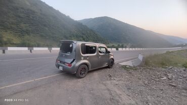 багажник для джипа: Серый минивэн Nissan Cube, подходящий для комфортной езды по городу и