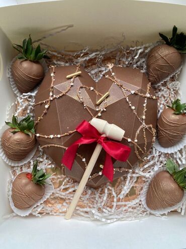 Yeni il oyuncaqları və bəzəkləri: Həndəsi ürək formalı, zərif detallarla bəzədilmiş, dekorativ qutularda -da lalafo.az — 12 Yeni il oyuncaqları və bəzəkləri: Həndəsi ürək formalı, zərif detallarla bəzədilmiş, dekorativ qutularda — 12