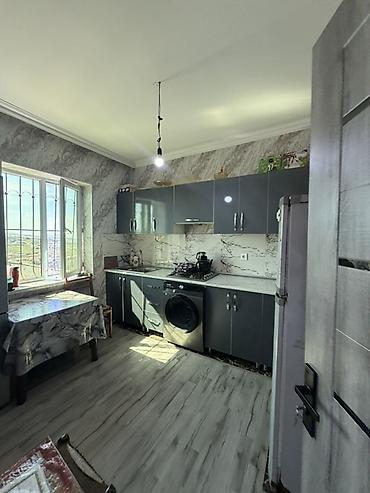 qobu ev: 3 otaqlı, 81 kv. m, Orta təmir — 2