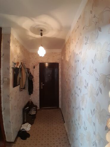 Uzunmüddətli kirayə mənzillər: 1 otaqlı mənzil – geniş və işıqlı zal Təsvir:salam - Geniş, günəş — 6