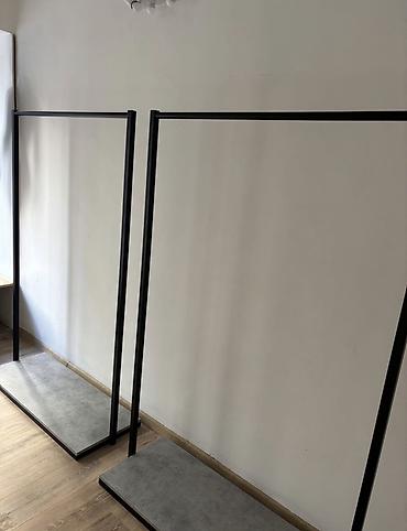 Kancelarijski setovi nameštaja: Cena uključuje: -Pult, stolica za pult -3 slike -3 velika štendera — 3