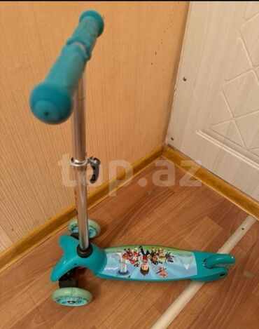 balaca toplar: Mavi rəngdə olan uşaq skuteridir. Üç təkərli dizaynı balaca uşaqlar