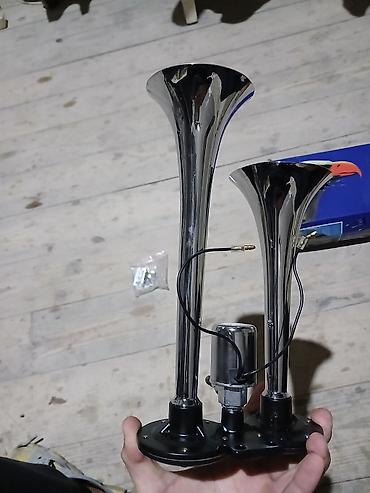 hava pompası: İki borulu hava siqnalı (air horn) - Gərginlik: 12V/24V (etiketdə — 1
