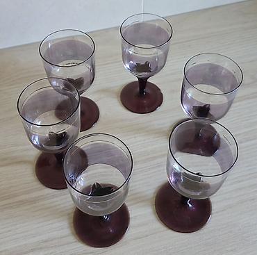 dim staklo: Set od 6 vinskih čaša sa postoljem u tamno-ljubičastoj/šljivastoj — 7