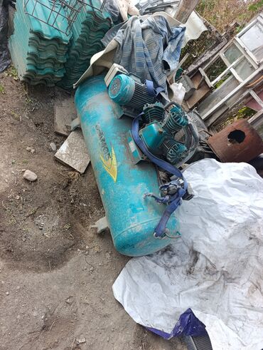 купить шиномонтажное оборудование в бишкеке: Продаю компрессор хороший мощный 3-х фазный за 35000 тысяч отдам