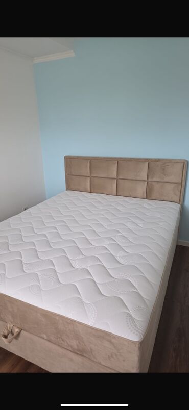 ugaone garniture na razvlacenje: Na prodaju krevet u BEŽ boji.  Dimenzije kreveta su 160x200 Krevet ima