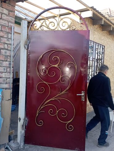 Откатные ворота: Элегантные кованые ворота черного цвета с изящными золотистыми — 23