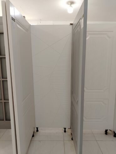 Otaq qapıları: Ağ rəngdə interyer qapıları - Minimalist və müasir dizayn: mərkəzdə